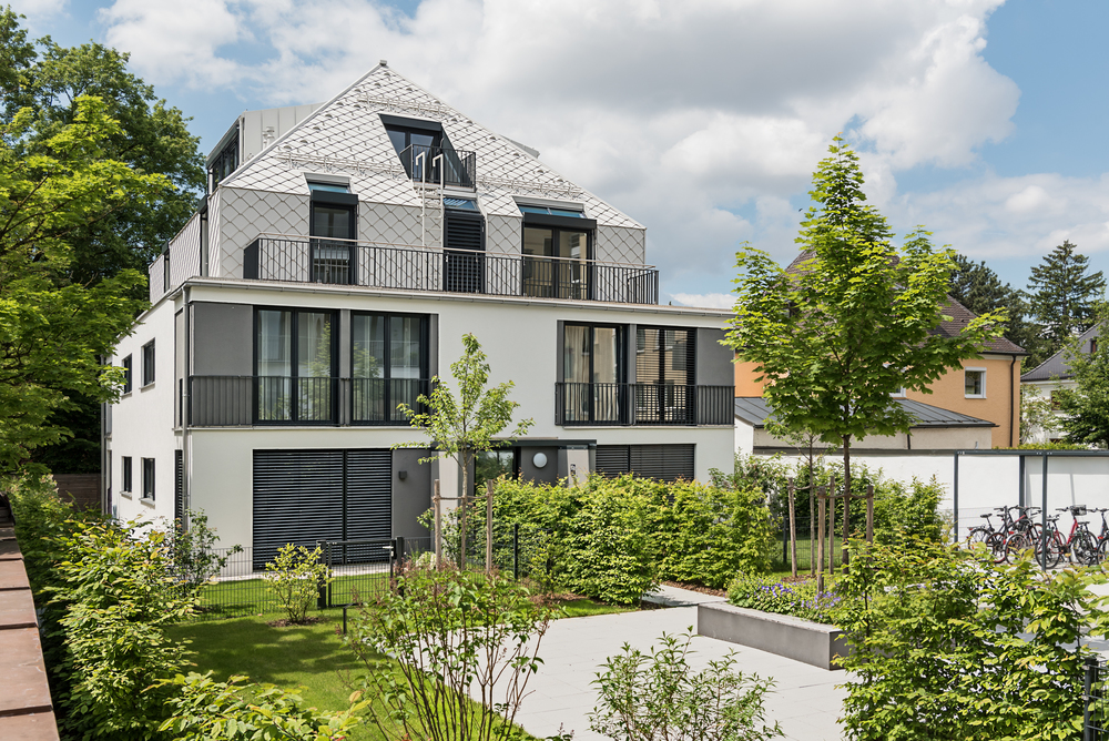 Aussenanicht, große Glaselemente, Dachterrasse und Gartenbereich