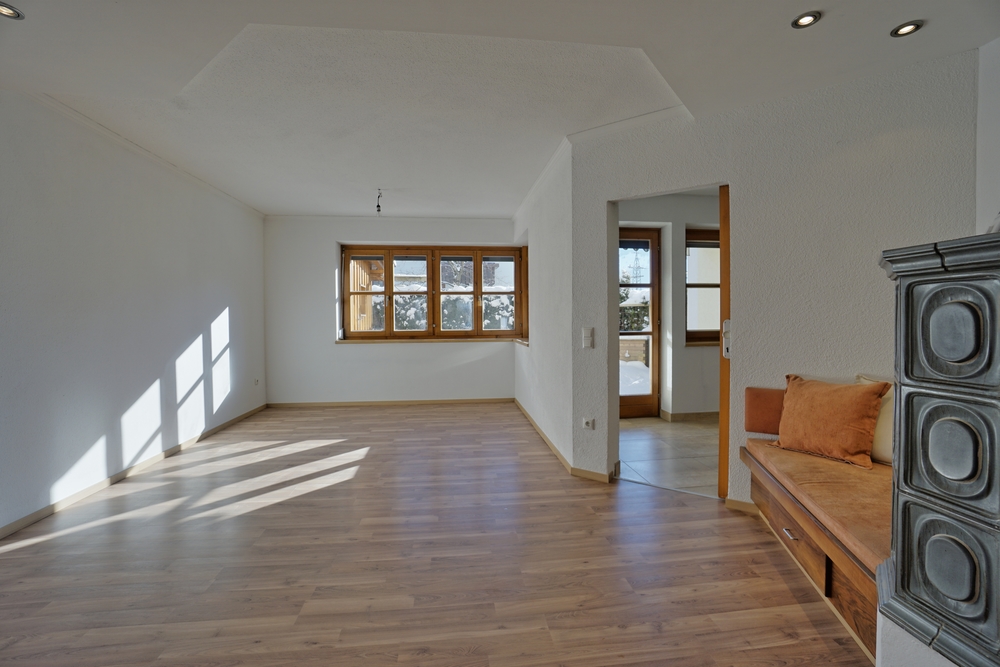 Wohnzimmer mit Kachelofen schönes helles Wohnzimmer mit gemütlichen Kachelofen