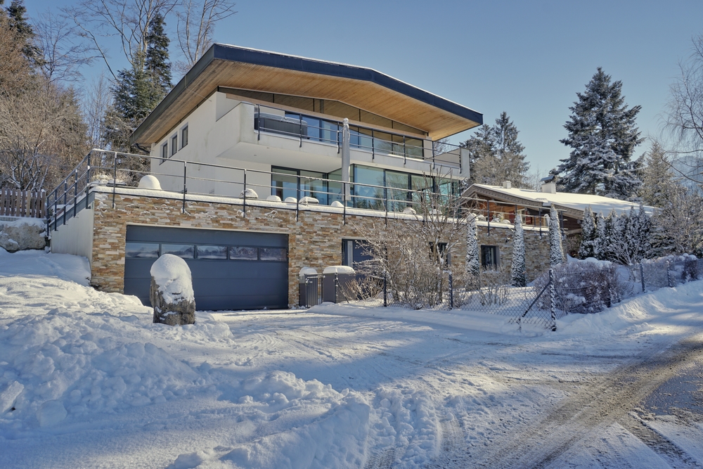 Aussenansicht des Einfamilenhausanwesens Ansicht von vorne mit der Zufahrt und der Garage, viele Fensterelemente