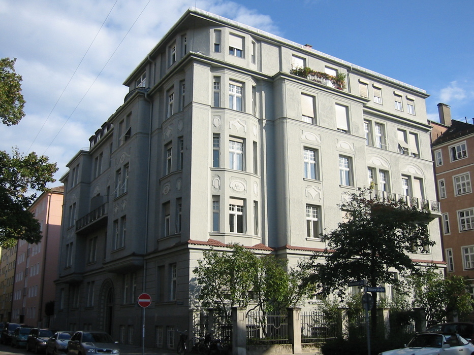 Eckseite_rechts schön verzierte Aussenfassade des Mehrfamilienhauses in Schwabing