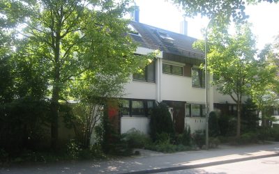 DE, München, NeubibergVor dem Haus den Wald – hinten eine grüne Oase
