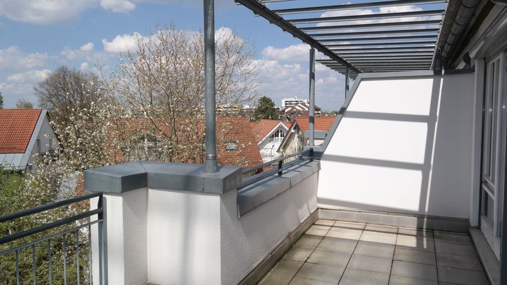 Balkon mit Blick auf die umliegenden gepfleten Häuser