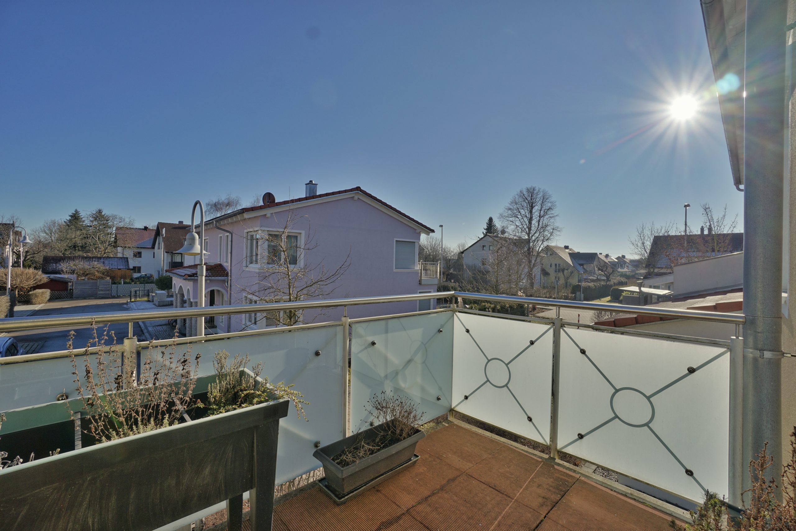 schöner Ausblick vom Balkon Balkon mit Aussicht zu den umliegenden schönen, gepflegten Häusern