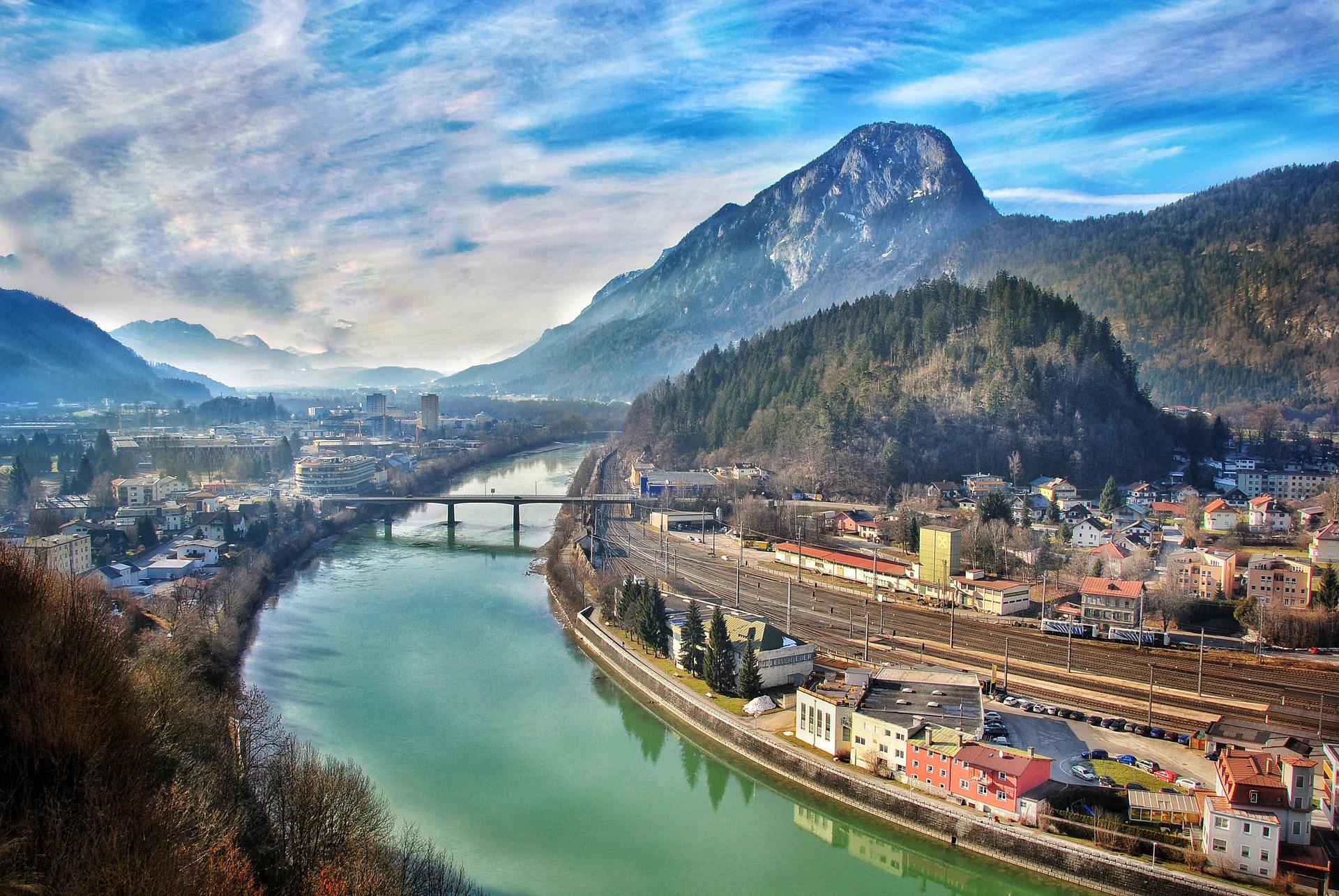 Luftbild von Kufstein mit dem Fluss Inn
