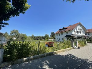 das Grundstück von der Straßenseite aus gesehen