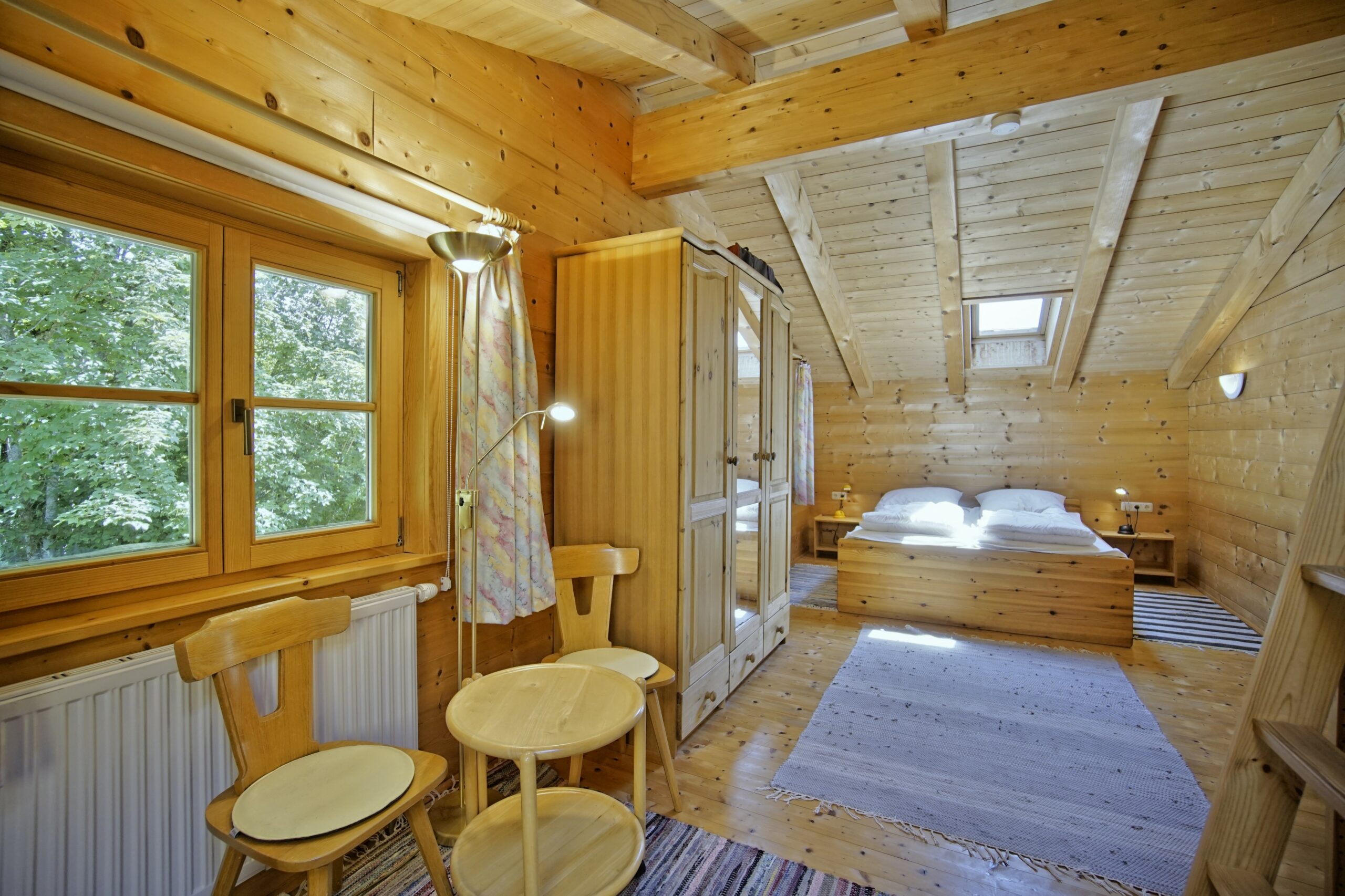 Schlfzimmer mit viel Holz und Dachfenster