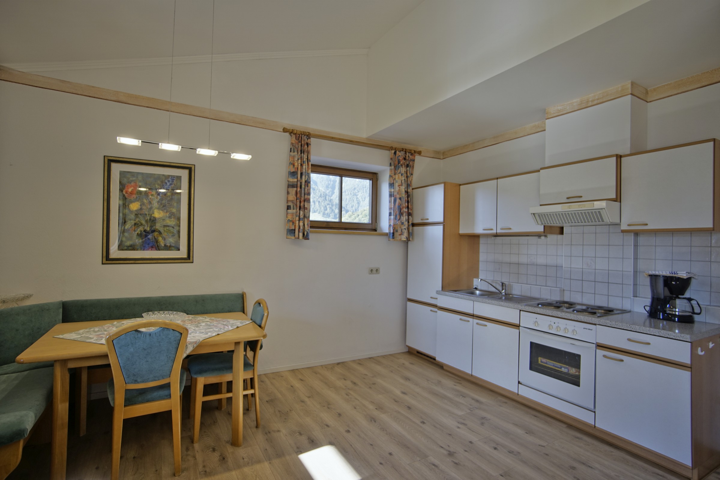Küche mit Holzboden, Sitzecke