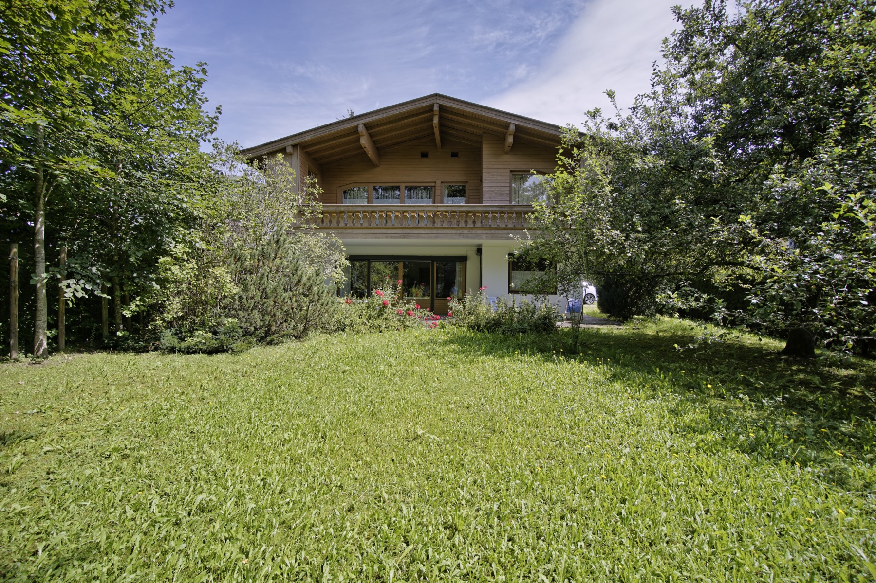 die Aussenansicht vom Garten aus Aussenansicht vom Haus, mit großer Rasenfläche davor