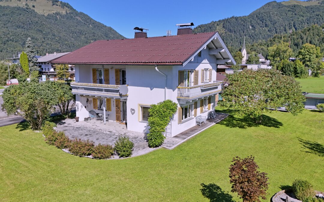 AT, Kössen, Alleestraße 23Traditionelles Anwesen mit großem Garten in Zentrumslage