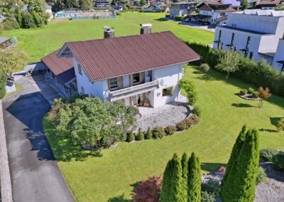 Drohnenaufnahme des Hauses, großer gepflegter Garten