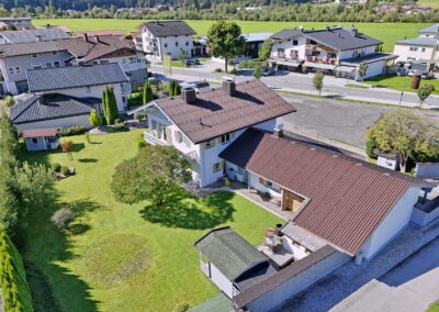 Drohnenaufnahme des Anwesen des gesanten Grundstückes mit dem Anbau und Gartenhaus