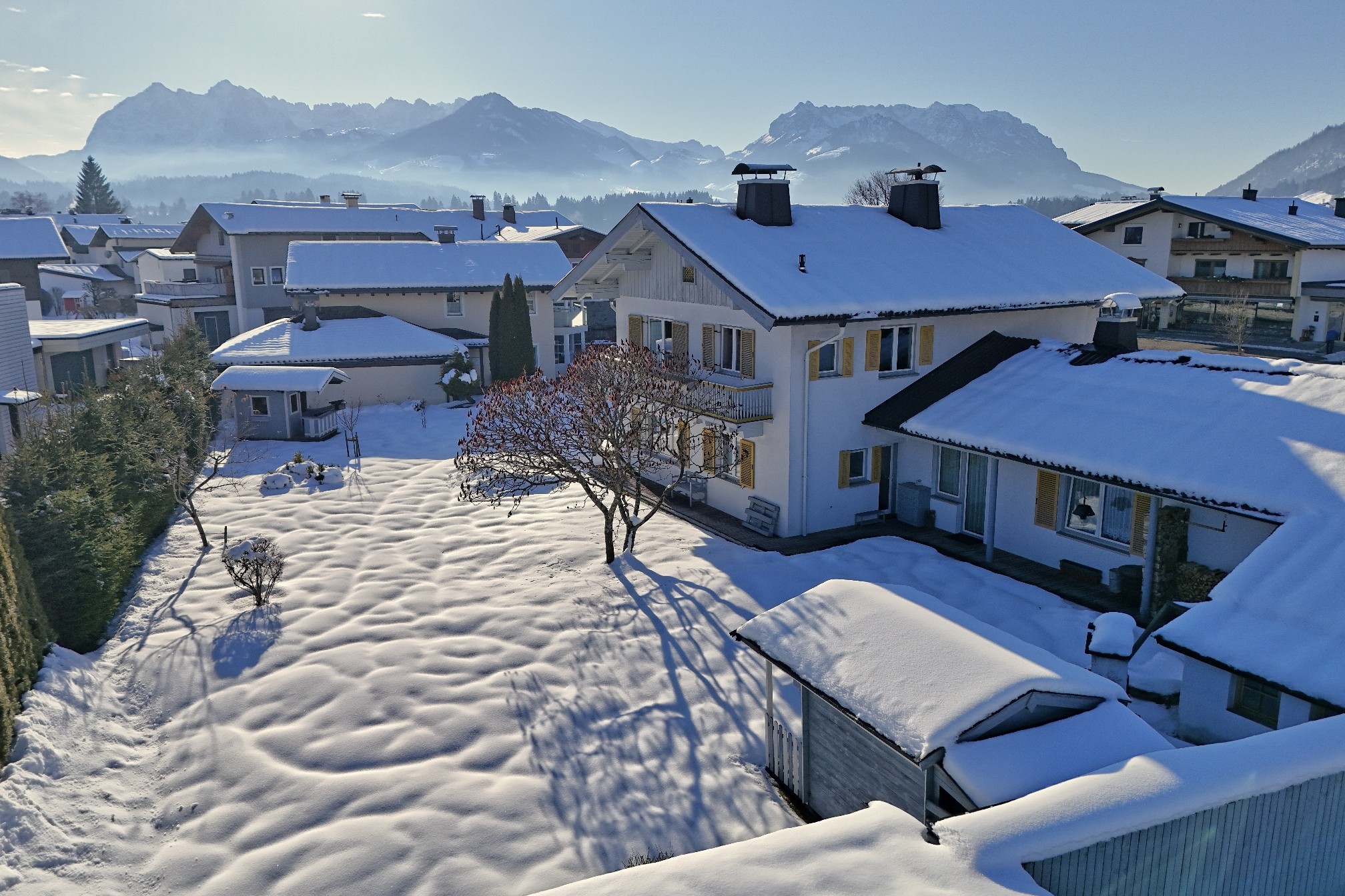 das Anwesen inmitten grünem Rasen