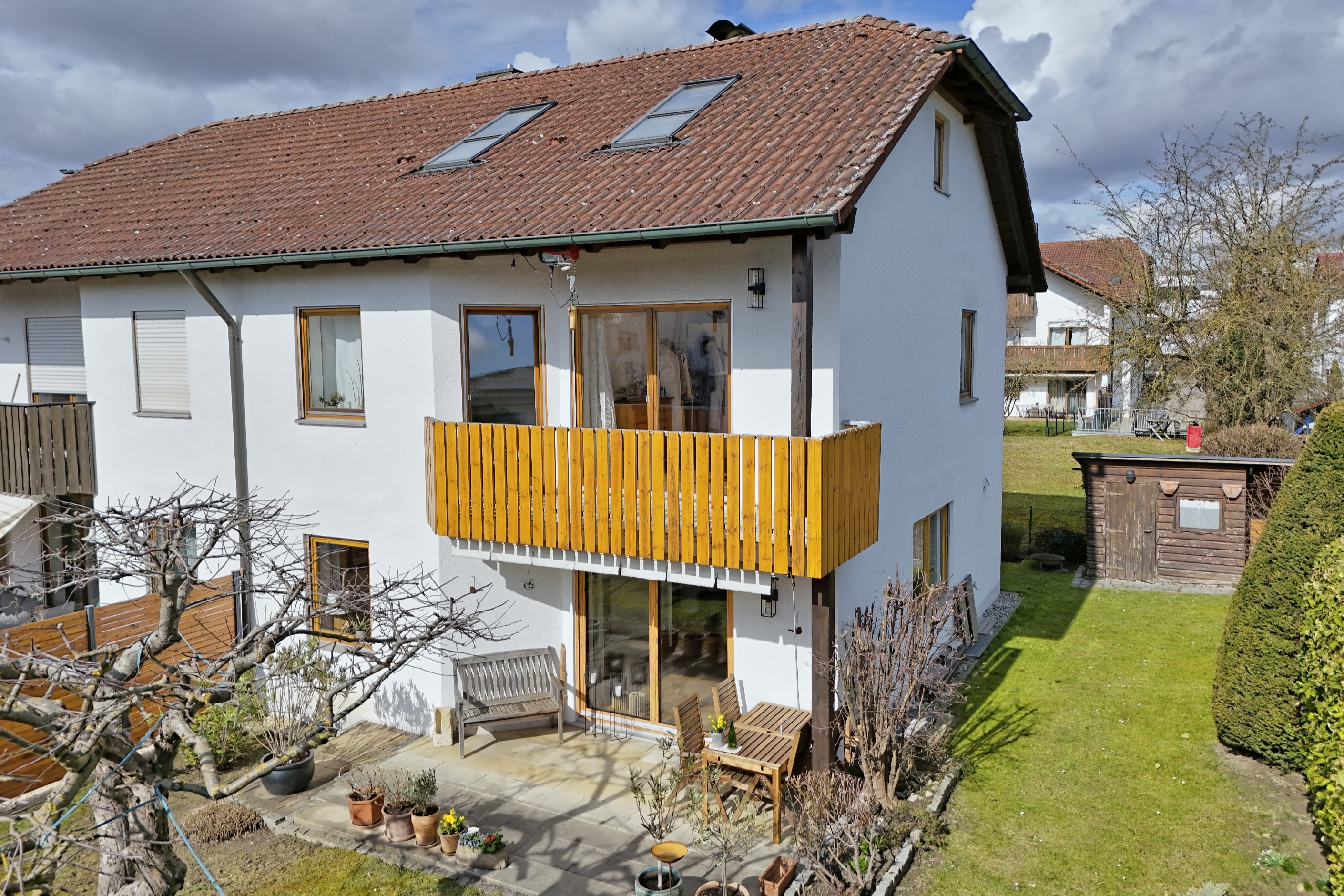 das Anwesen inmitten grünem Rasen